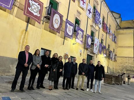 Las hermandades conquenses visten de gala el Hospital de Santiago por segundo año consecutivo