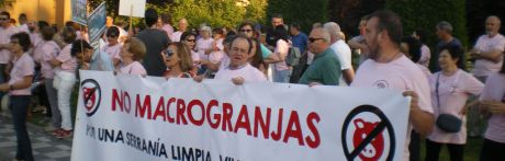 Unas 150 personas se concentraron ayer para protestar contra las macrogranjas de Incarlopsa