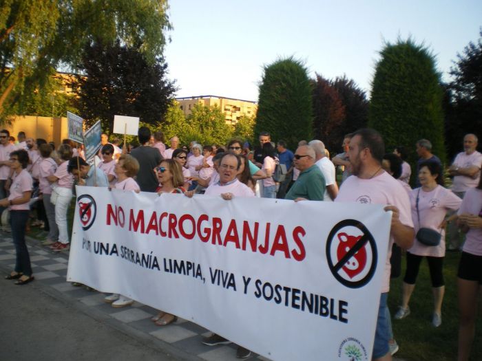 Unas 150 personas se concentraron ayer para protestar contra las macrogranjas de Incarlopsa