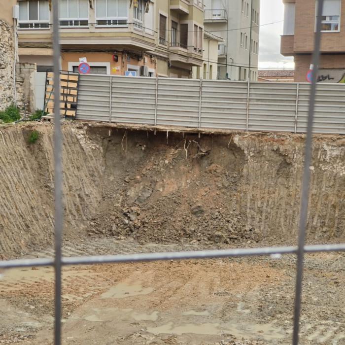 Corte parcial de la acera en la calle Diego Jiménez por un corrimiento de tierras en un solar colindante