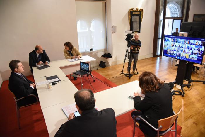 El jefe del Ejecutivo regional, Emiliano García-Page, participa desde el Palacio de Fuensalida en la videoconferencia de presidentes autonómicos convocada por el presidente del Gobierno de España, Pedro Sánchez, para abordar el problema del coronavirus