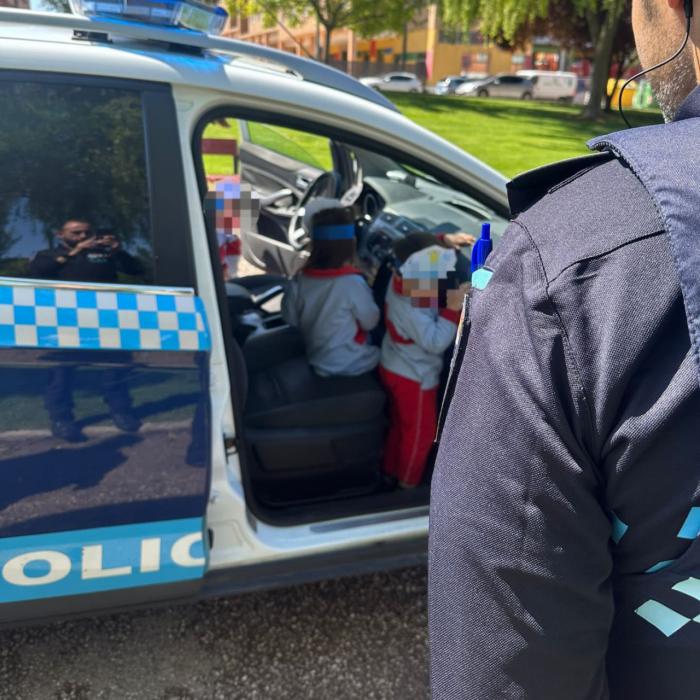 La Policía Local de Cuenca conquista sonrisas en la guardería 'Pequeños Pasos'