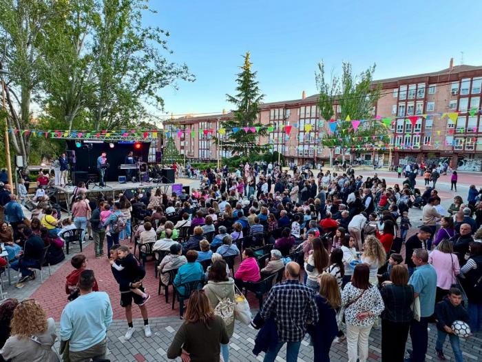 Fuente del Oro arranca sus fiestas con el pregón de Humberto del Horno y una plaza llena de vecinos