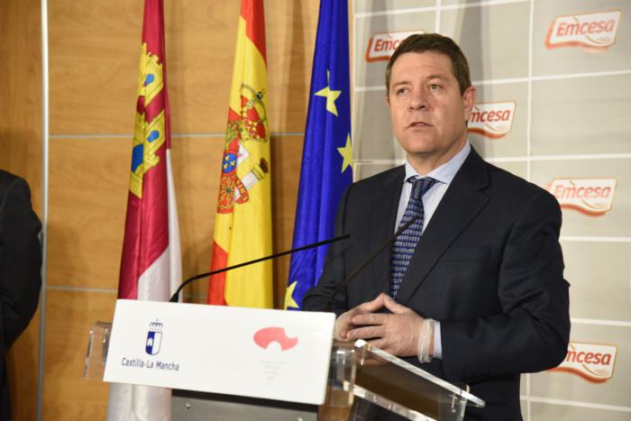El presidente de Castilla-La Mancha, Emiliano García-Page, visita la empresa de embutidos EMCESA en Casarrubios del Monte