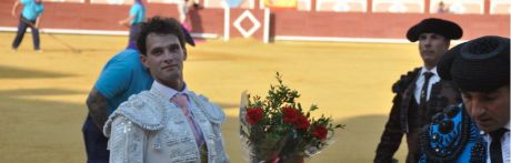 "El Gallo" corta una oreja en la tarde de su alternativa en la Feria Taurina de San Julián