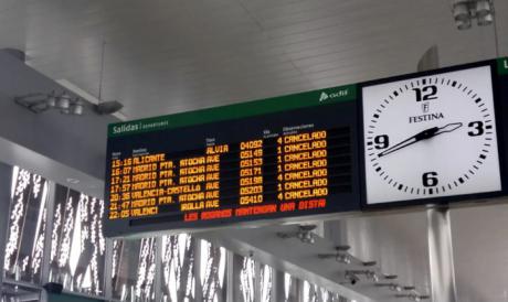 Renfe suspende todos sus trenes hasta el mediodía del domingo