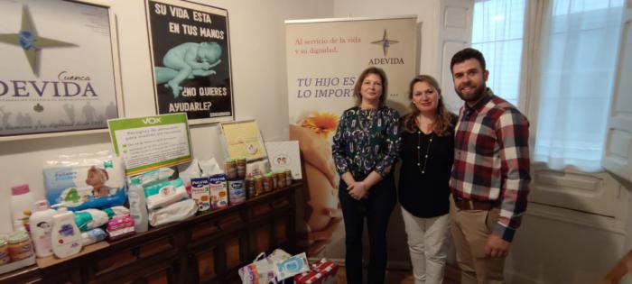 Vox Cuenca hace entrega a ADEVIDA del material de su campaña de ayuda a madres sin recursos