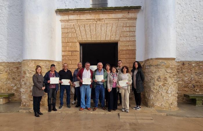 El taller de empleo de Vara de Rey restaura la Ermita de la Virgen del Rosario