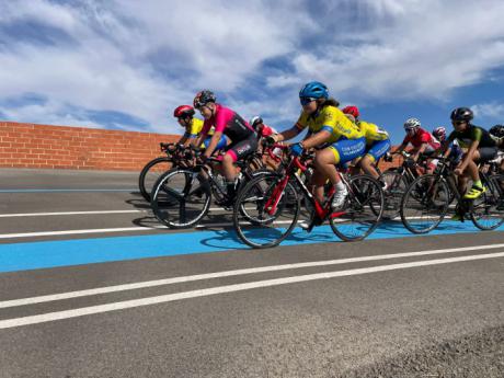 El Trofeo de Las Mesas para escuelas de ciclismo se estrena en el calendario regional e inaugura la rehabilitación de la Pista Municipal