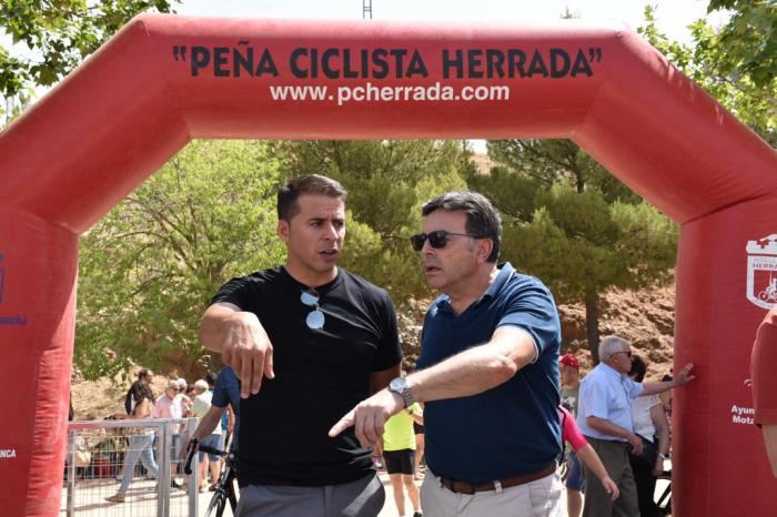  La Junta destaca el compromiso de Mota del Cuervo con el ciclismo y se congratula de la nueva pista ciclista