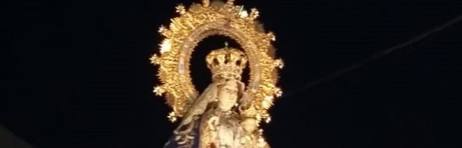 Cientos de pétalos de rosa y un nuevo estandarte acompañan a la imagen de la Virgen de Riánsares en la tradicional procesión