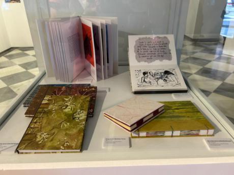 Alumnos de la Escuela de Arte Cruz Novillo exponen sus trabajos en la Sala Princesa Zaida