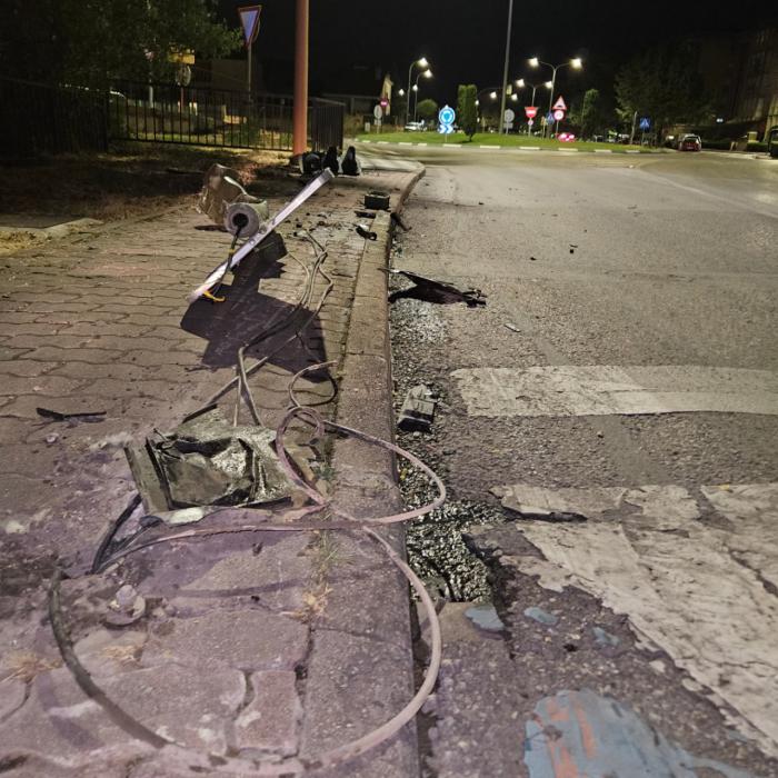 Un vehículo colisiona contra un semáforo en la avenida de San Julián