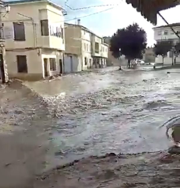 La lluvia y el granizo cortan carreteras en Iniesta y Villaconejos