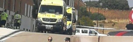 La Guardia Civil despliega un amplio dispositivo en un bloque de viviendas en Arcas para localizar a un vecino