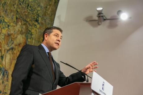 García-Page anima a la población a vacunarse, pero "sin bajar la guardia"