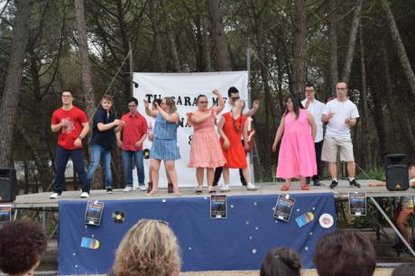 Adocu celebra el final de curso con un espectacular festival ‘Tu cara me suena’ dedicado a los años 80