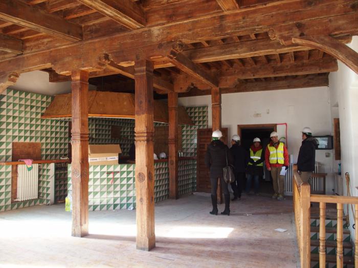 Hierro, granito y color negro, esencia interior de las nuevas Casas Colgadas