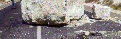 Un matrimonio evita por segundos ser aplastado por una gran roca en Cuevas de Velasco