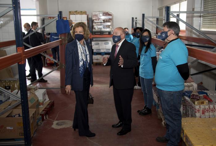 La reina Sofía visita el Banco de Alimentos de Cuenca