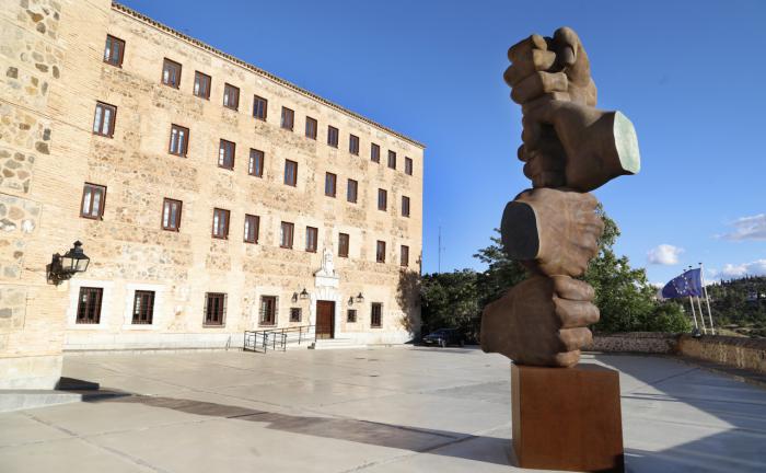 Las Cortes de Castilla-La Mancha homenajean con un monumento a las personas fallecidas por Covid-19 y al personal de los servicios esenciales