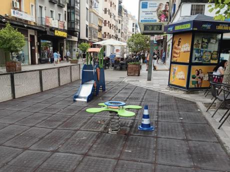 Reponen el elemento vandalizado en el área infantil de Carretería tras los actos vandálicos del fin de semana