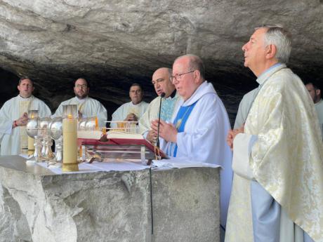 Los peregrinos conquenses celebran la Eucaristía en la Gruta y recorren el Vía Crucis de la montaña en su cuarto día en Lourdes