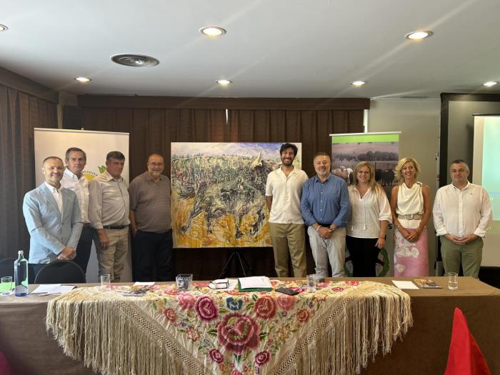 El Colegio de Veterinarios presenta el Trofeo al Mejor Toro de la Feria de San Julián 2025