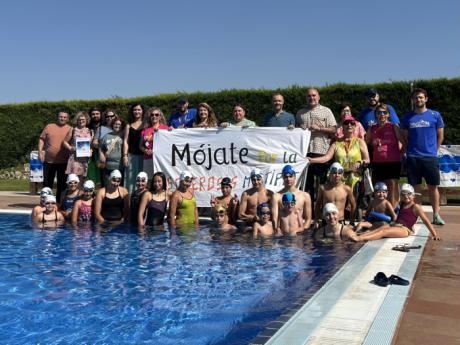 Ademcu lanza la campaña ‘Mójate por la Esclerosis Múltiple’ en la piscina Luis Ocaña