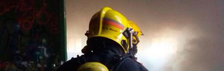 Una menor esta afectada por inhalación de humo en un incendio en la calle Calderón de la Barca