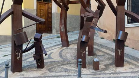 Vandalizado el monumento a las Turbas de Cuenca, símbolo de la Semana Santa, con pintadas obscenas
