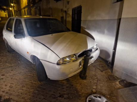 Un conductor se da a la fuga tras chocar contra un bolardo en Cuenca durante una persecución policial