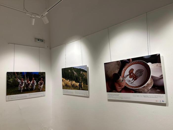Aguirre acoge una exposición sobre el patrimonio de Rumanía para conmemorar los 15 años de la Asociación Hispano Rumana de Cuenca