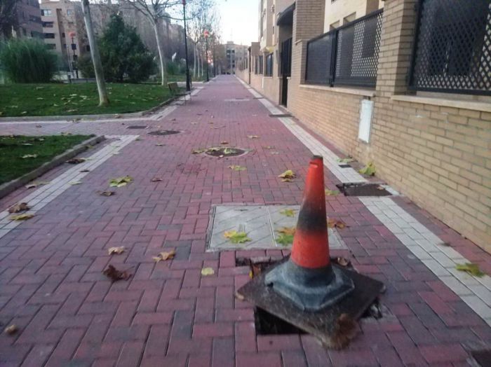Alertan del peligro de alcantarillas levantadas o sin tapa en Residencial Alameda “desde hace meses”