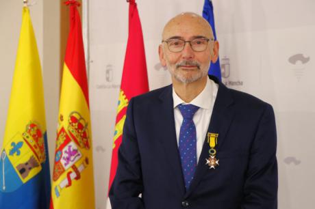 El doctor Manuel Tordera recibe la Orden Civil de Sanidad