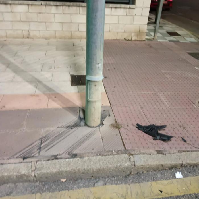 Localizado un conductor fugado tras causar daños en el mobiliario urbano y conducir ebrio