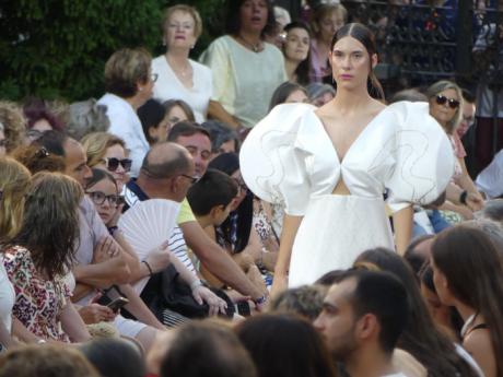 Los jardines de la Diputación se llenan de tradición y moda con el desfile de Señorito Ortega