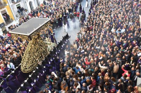 Multitudinaria, serena y familiar procesión Camino del Calvario