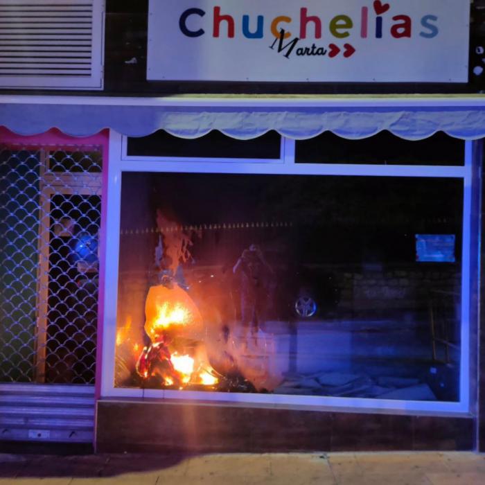 Controlado un incendio en el escaparate de un local comercial en la calle Ramón y Cajal de Cuenca