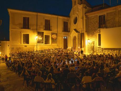 Kantata llena la Plaza de La Merced en Cuenca con ritmos tradicionales en las noches de Cultura a Cielo Abierto