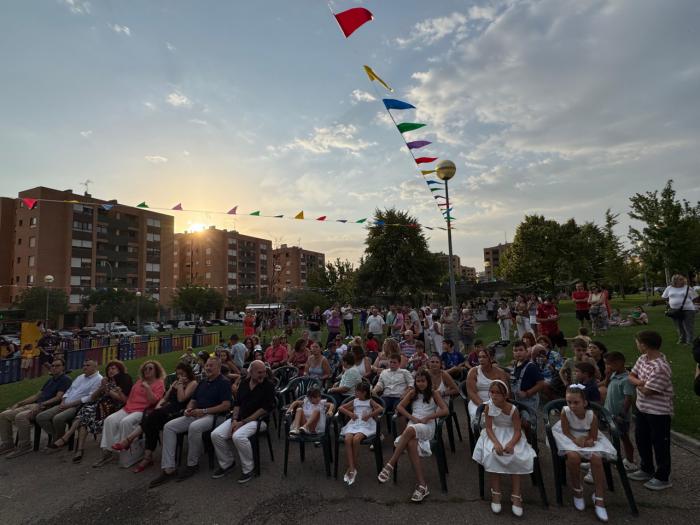 Villa Román inicia sus fiestas con el pregón de Carlos Solano y la coronación de su corte de honor