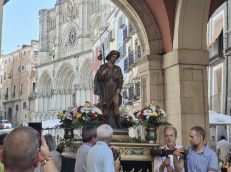 San Roque recorre las calles del Casco Antiguo de Cuenca en una emotiva procesión