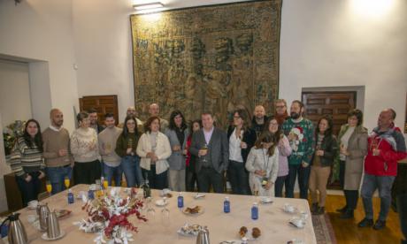 El presidente de Castilla-La Mancha y la consejera Portavoz comparten con los periodistas el deseo de un año 2024 “repleto de buenas noticias para la región”
