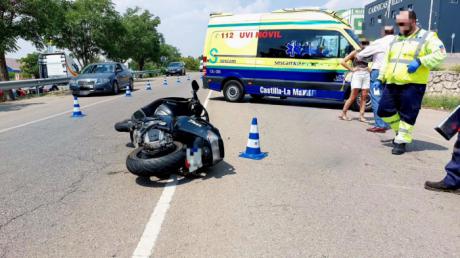 Herido un motorista tras chocar con un camión en la capital