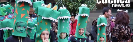 El desfile de carnaval pone color a las calles de Cuenca