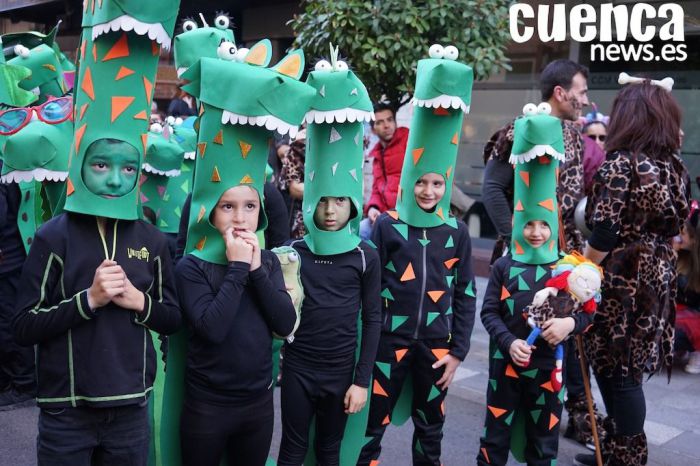 El desfile de carnaval pone color a las calles de Cuenca