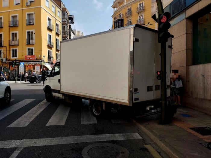 Un camión choca con un semáforo en Cuatro Caminos y provoca retenciones