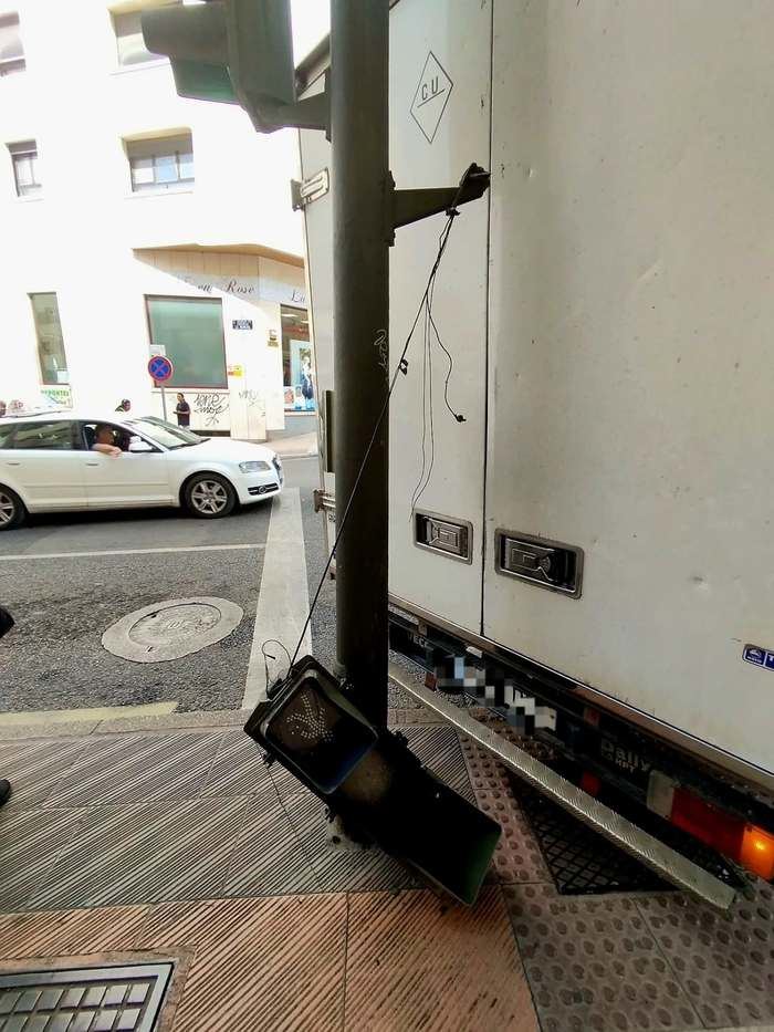Un camión choca con un semáforo en Cuatro Caminos y provoca retenciones