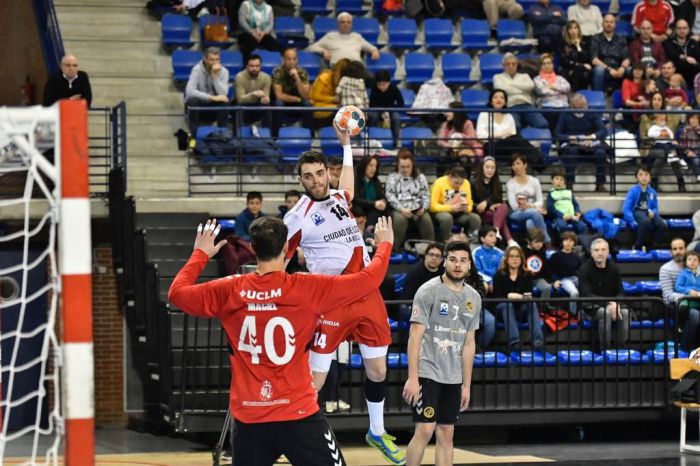 Un golazo de Óscar Río sobre la bocina da un valioso empate al Liberbank Cuenca en Logroño (30-30)