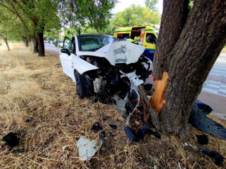 Un turismo choca contra un árbol en la Ronda Oeste de Cuenca y su conductor es hospitalizado